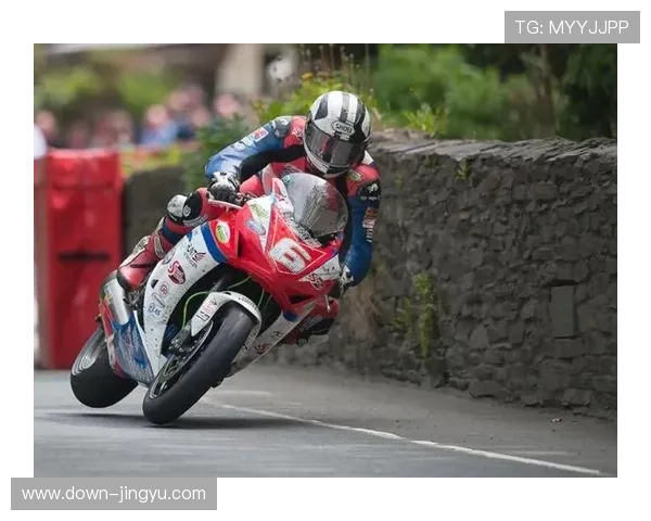 彼得·希克曼曼岛TT超级摩托车组获亚军，与冠军差距仅2.2秒